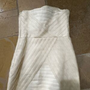 Very flattering, elegant, structured dress